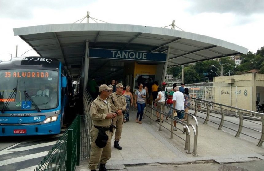 Agentes da Guarda Municipal na Estação Tanque do BRT: ação contra importunador sexual de 67 anos. Foto: divulgação / GM