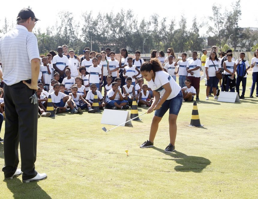 Aluna da rede municipal, Beatriz Rocha tem seu dia de jogadora de golfe e quer repetir a experiência