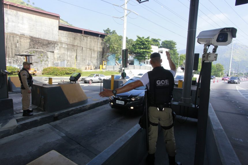 Agente da Guarda Municipal orienta motorista a passar direto pelo pedágio no sentido Barra-Fundão da Linha Amarela. Foto: Edvaldo Reis/Prefeitura do Rio