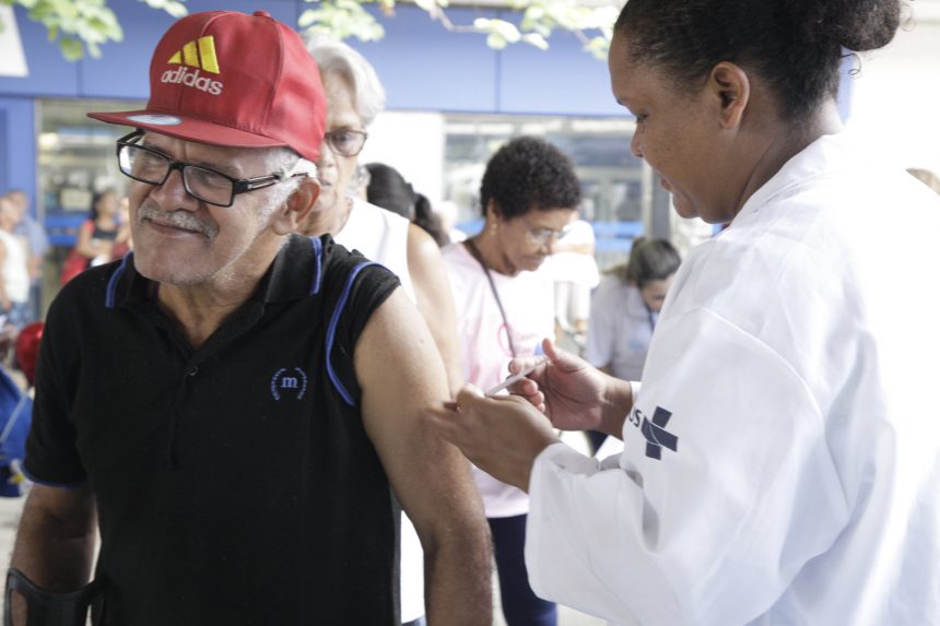 Vacinação foi um dos muitos serviços oferecidos em Bangu pelo Prefeitura Mais Perto de Você. Foto: Mariana Ramos / Prefeitura do Rio