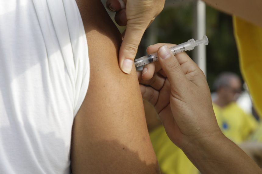 Estudos mostram que a vacinação contra a influenza pode reduzir de 32% a 45% o número de hospitalizações por pneumonia, que é uma das complicações mais comuns da gripe