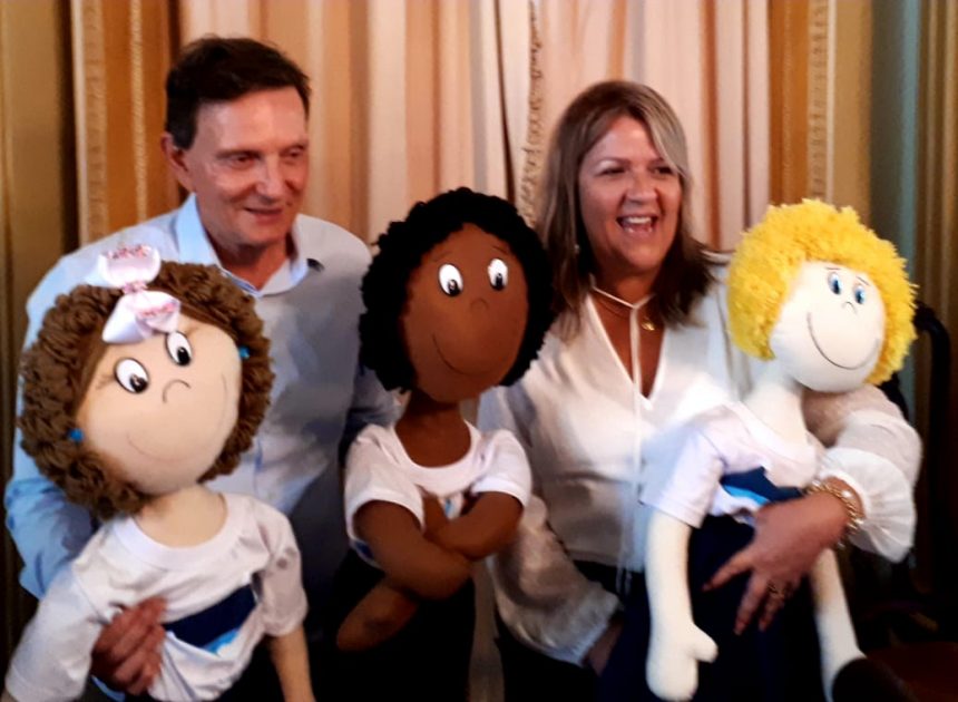 Secretaria Municipal de Educação dá posse a novos professores, com presença do prefeito Crivella