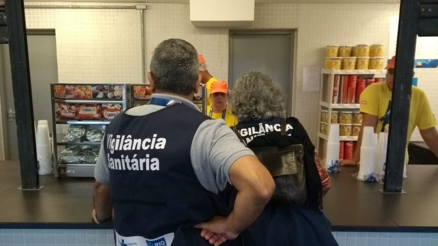 Vigilância Sanitária em ação no Maracanã. Foto: Nelson Duarte / Prefeitura do Rio