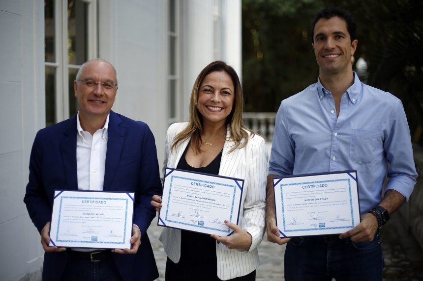 Helder Molina, presidente da Mongeral; Ely de Menezes, gerente do Santander; e Flávio Sarahyba, do Boteco Boa Praça, exibem seus certificados de adotantes de áreas públicas. Foto: Marcos de Paula / Prefeitura do Rio