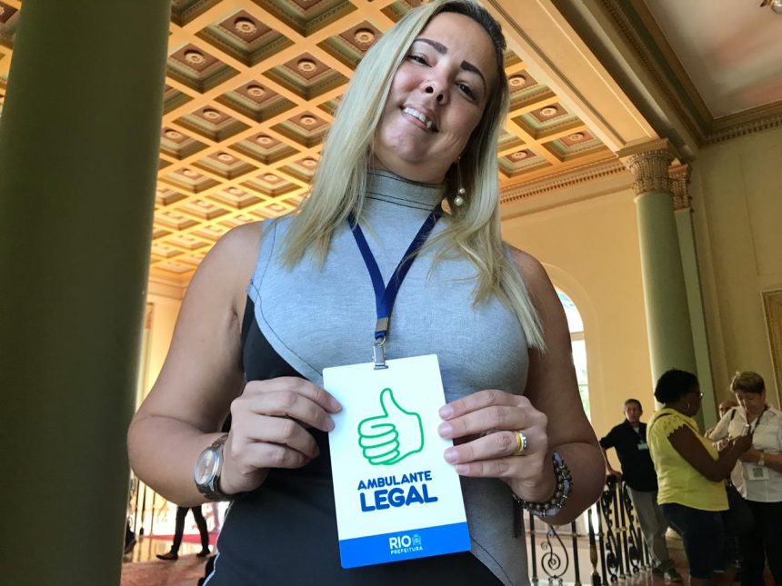 Simone de Araújo Santos, vendedora de acessórios para aparelhos eletrônicos, exibe, orgulhosa, seu crachá de Ambulante Legal. Foto: Paula Braga / Prefeitura do Rio