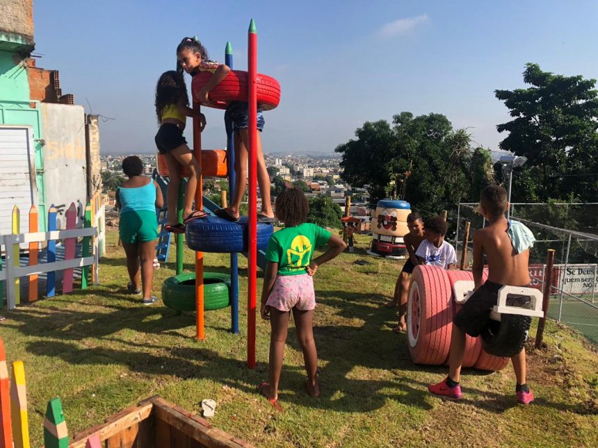 Crianças brincam no espaço de lazer revigorado pela Comlurb em Rocha Miranda. Foto: divulgação / Comlurb