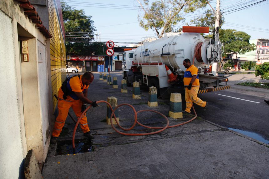 Cuidar da Cidade na Pavuna: desobstrução de bueiros. Foto: Hudson Pontes / Prefeitura do Rio