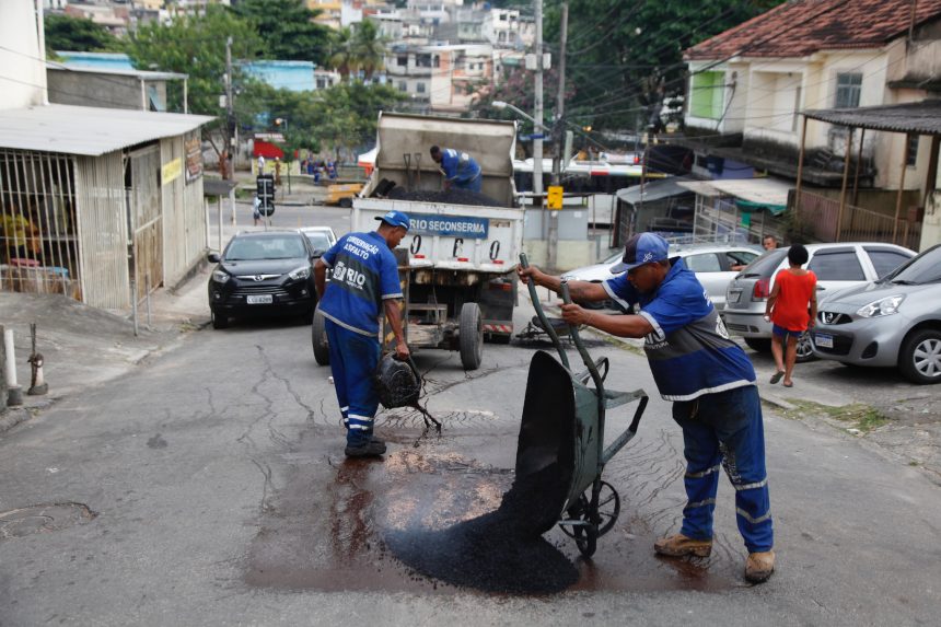 Funcionários da Conservação tapam buraco e refazem o asfalto em Vigário Geral. Foto: Hudson Pontes / Prefeitura do Rio