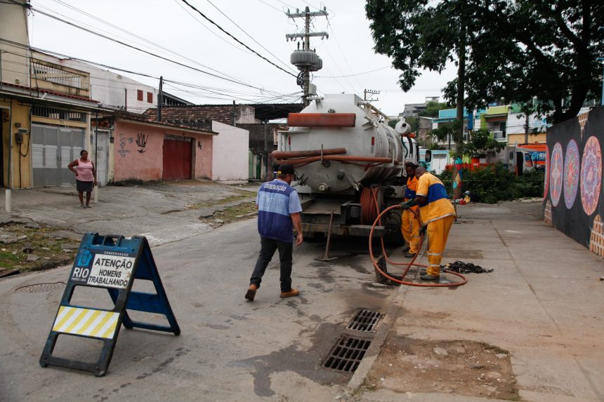 Dragagem de bueiro em Vigário Geral: durante ação do Cuidar da Cidade, prefeito Marcelo Crivella explicou motivos da ação contra a Cedae. Foto: Hudson Pontes / Prefeitura do Rio