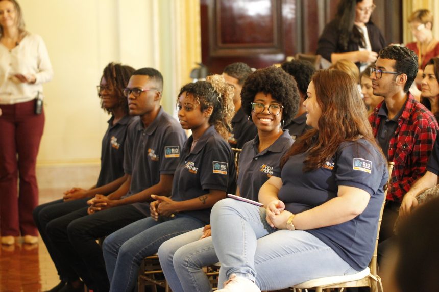 Jovens aprendizes em solenidade no Palácio da Cidade. Foto: Marcelo Piu / Prefeitura do Rio