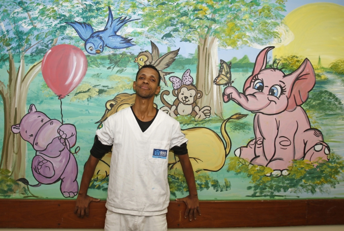 Renatinho, o maqueiro do Miguel Couto que alegrou as crianças da pediatria do hospital ao pintar paredes. Foto: Reginaldo Pimenta / Agencia O Dia