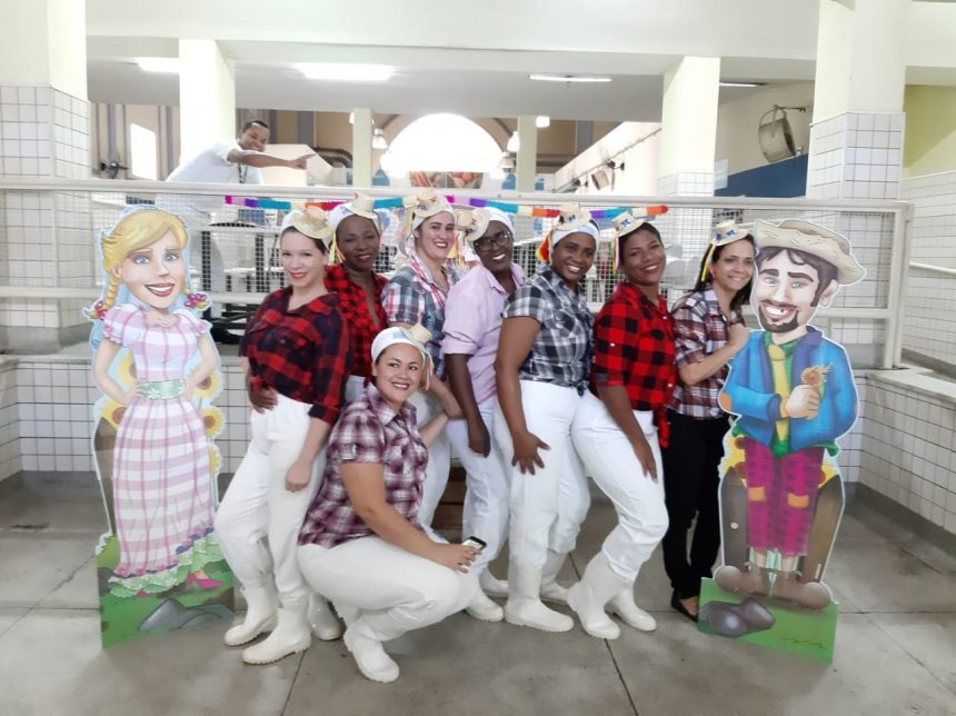 Equipe de restaurante popular vestida a caráter para servir cardápio junino. Foto: Divulgação