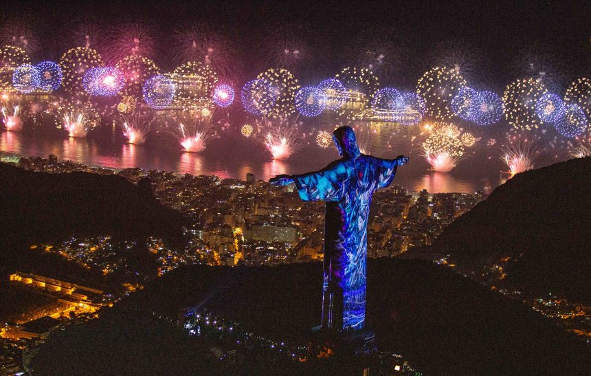 O espetáculo dos fogos de artifício do Réveillon de Copacabana, visto desde o Cristo Redentor. Foto: Fernando Maia / Riotur