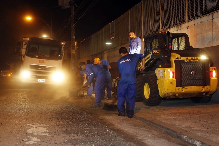 Operários trabalham na frente emergencial do Programa Cuidar da Cidade