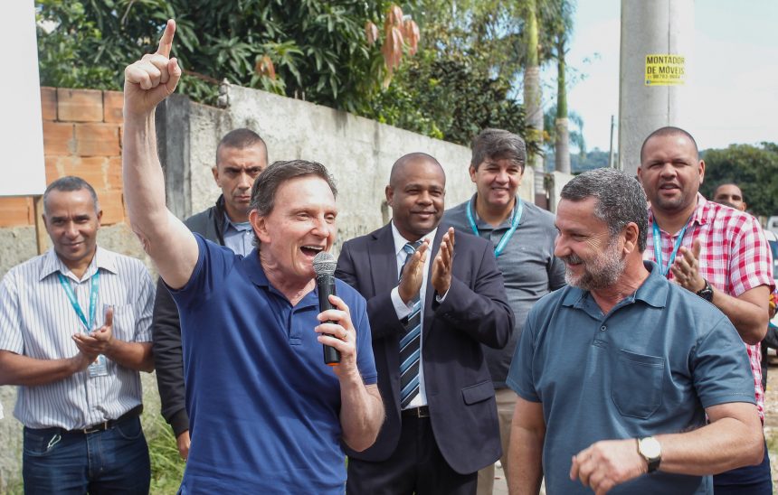Prefeito Marcelo Crivella e o secretário Sebastião Bruno (D) anunciam o começo das obras em Campo Grande.
