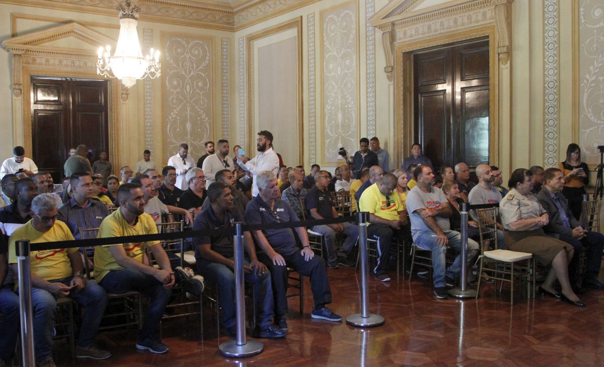 Motoristas participam de evento no Palácio da Cidade