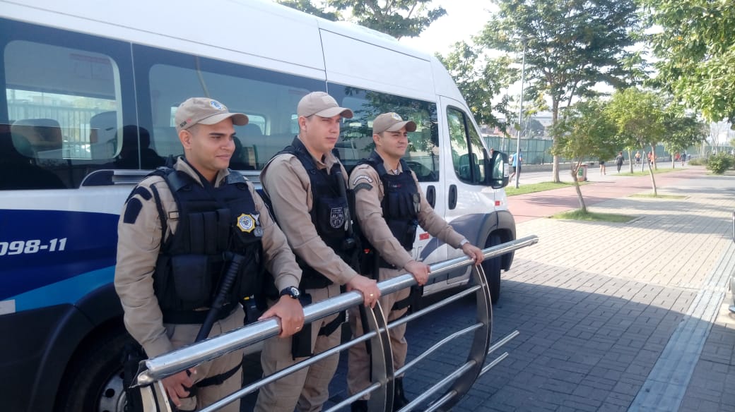 Agentes da Guarda Municipal exibem a grade do BRT recuperada. Foto: divulgação
