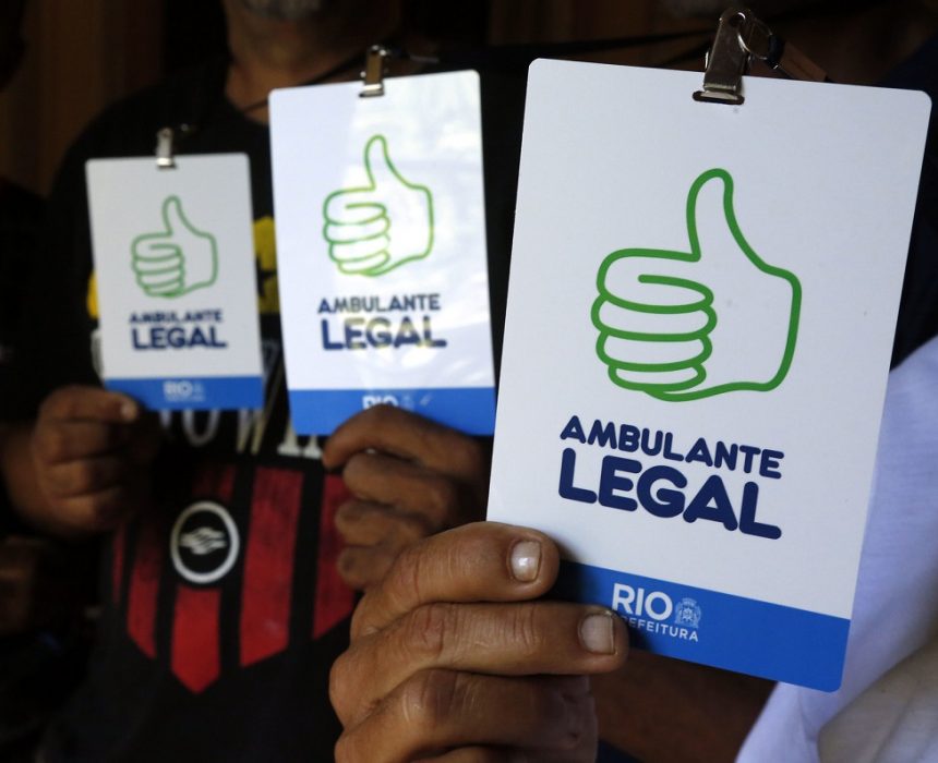 Crachás do programa Ambulante Legal. Foto: Fotos Marcos de Paula / Prefeitura do Rio