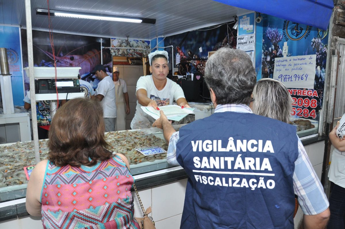 Fiscal da Vigilância Sanitária em ação. Foto: Prefeitura do Rio