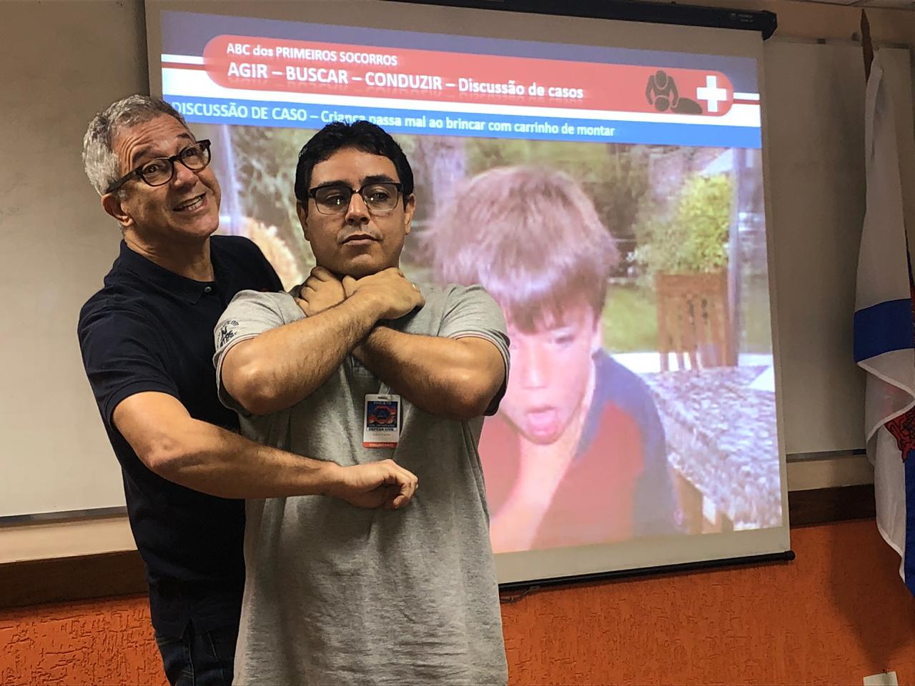 Instrutor demonstra ação de primeiros socorros em aula para candidatos a voluntários da Defesa Civil. Foto: divulgação
