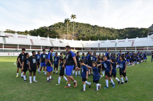 A garotada no gramado das Laranjeiras: sonho de ter talento para o esporte reconhecido por algum olheiro