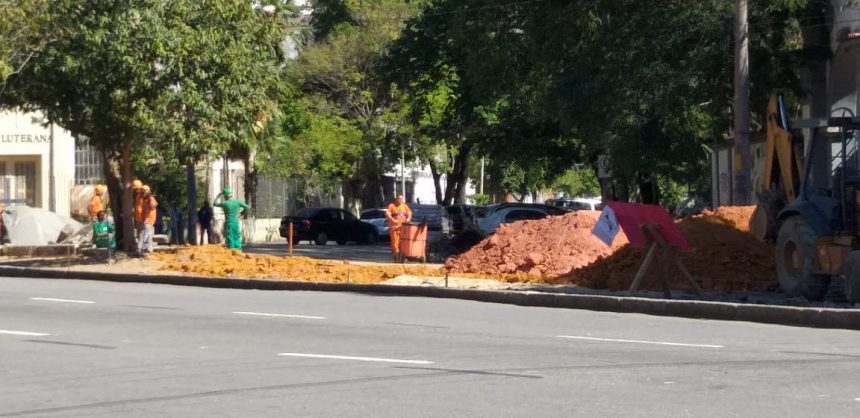 Obra na Rua Gonçalves Crespo, na Tijuca, em frente à Associação Cultural Chinesa do Rio: no local nascerá o Parque Chinês. Foto: divulgação