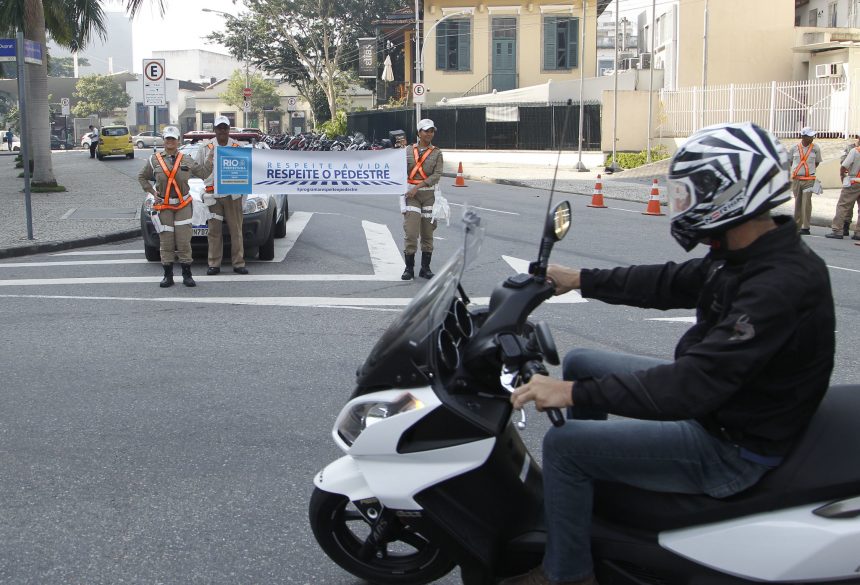 Guardas municipais exibem faixa que alerta motociclistas e motoristas para a necessidade de respeito ao pedestre. Foto: Paulo Sérgio / Prefeitura do Rio