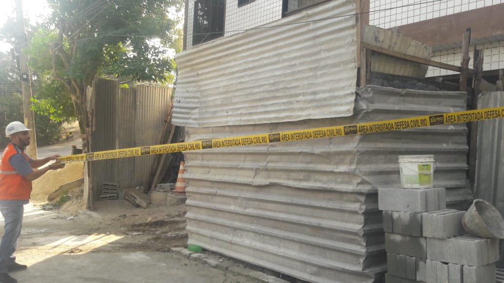 Defesa Civil municipal faz a marcação em volta do edifício construído irregularmente e interditado no Anil. Foto: divulgação