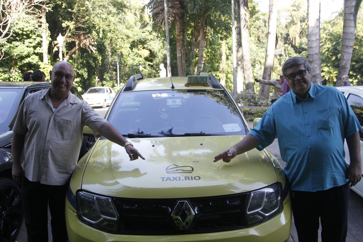 Motoristas do Taxi.Rio mostram logomarca da plataforma digital no veículo: descontos para os passageiros e segurança para todos estão entre os atrativos do aplicativo. Foto: Paulo Sérgio / Prefeitura do Rio