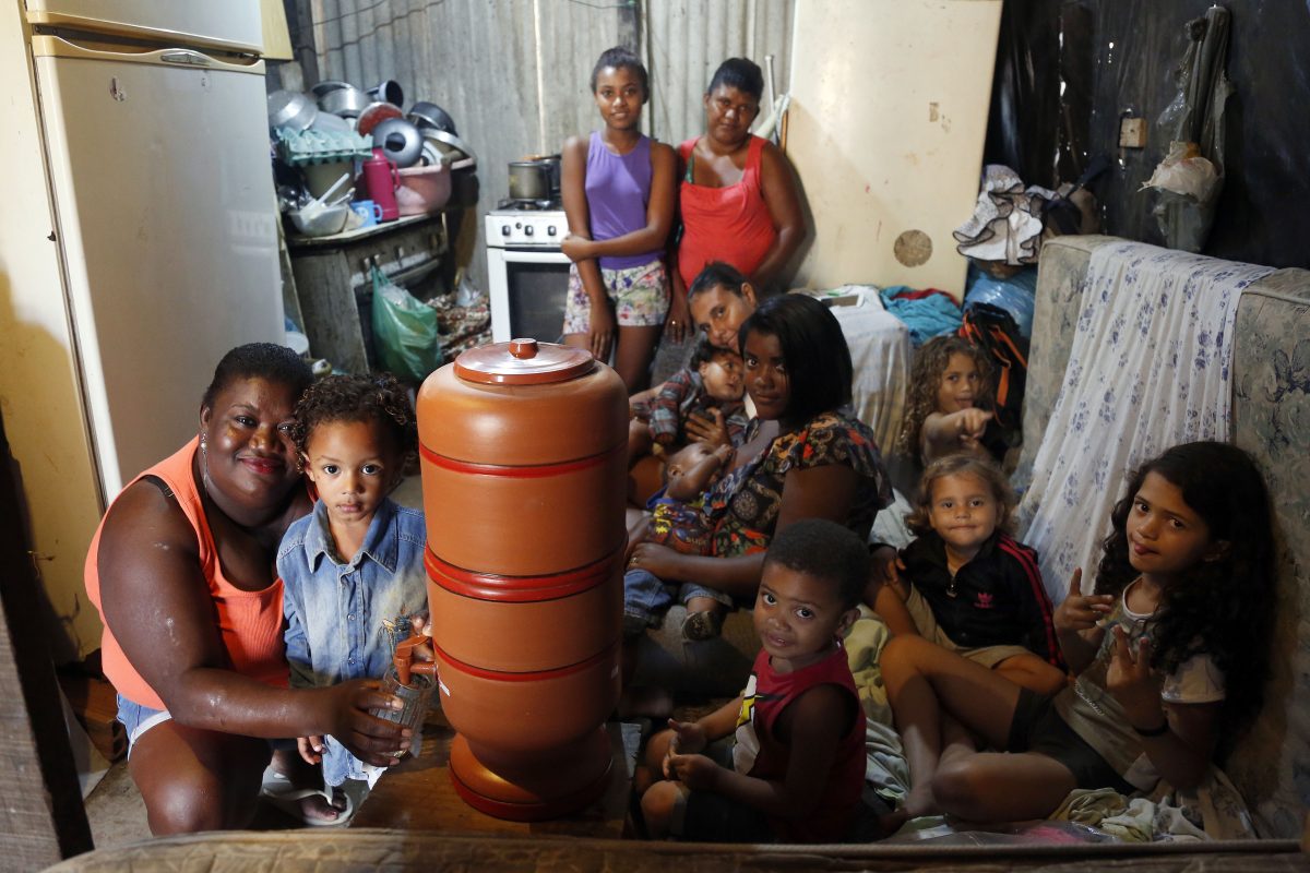 Jussara da Fonseca, moradora de Sepetiba, ao lado dos netos: 1ª fase do programa Territórios Sociais mudou a vida da família. Foto: Marcos de Paula / Prefeitura do Rio
