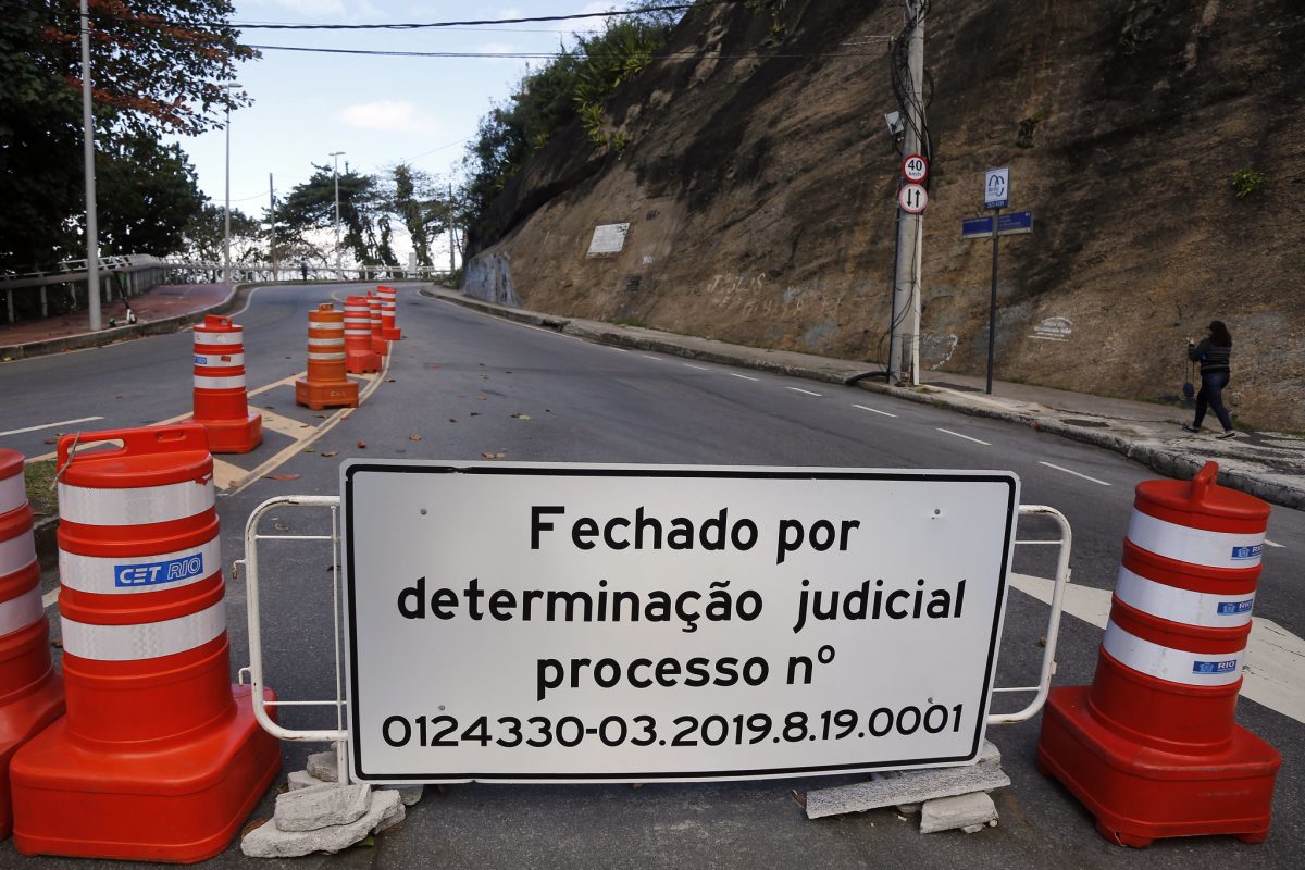 O acesso à Avenida Niemeyer fechado