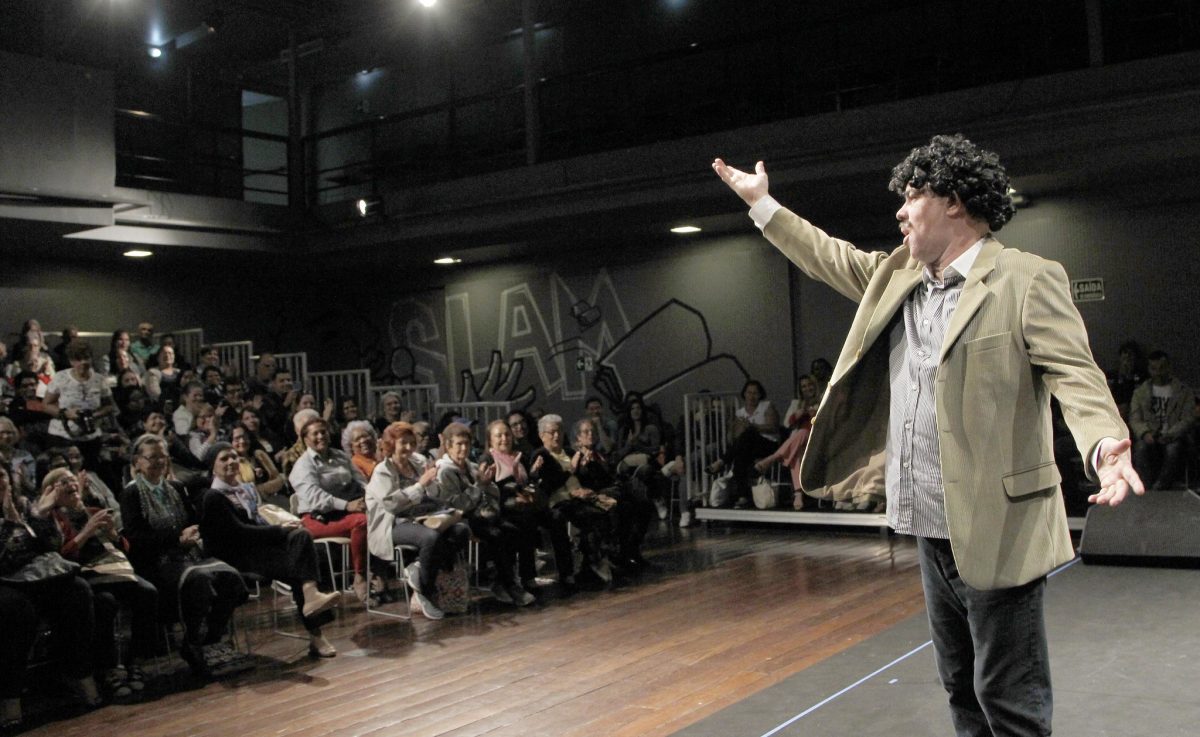 O ator André Lucas e a plateia do projeto Bacanidade