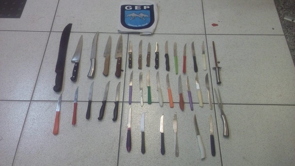 Facas apreendidas pelo Grupamento Especial de Praias da Guarda Municipal. Foto: divulgação