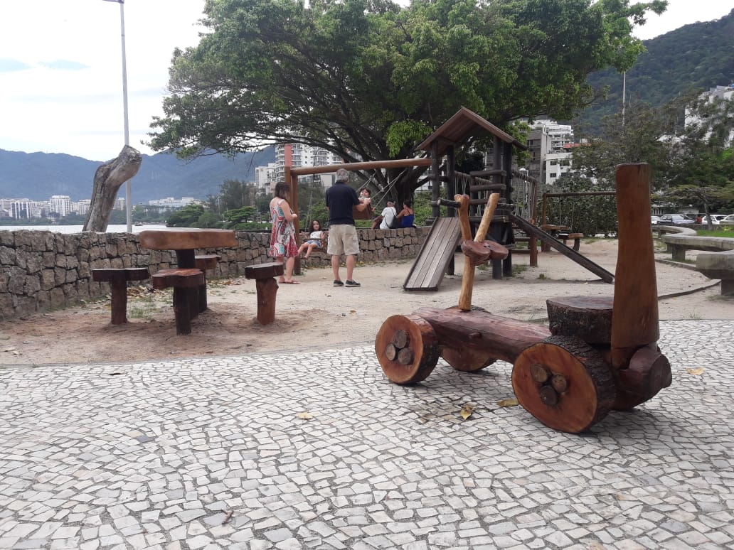 Mobiliário urbano instalado na Lagoa, feito com troncos de eucalipto, ipê e amendoeira