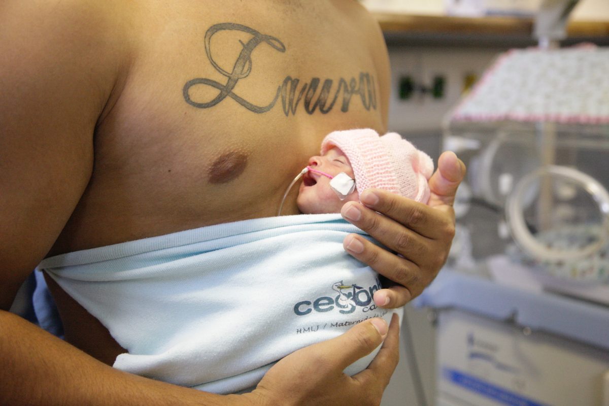 Antonio Carlos e a filha Laura, recém-nascida de baixo peso: método Canguru aumenta vínculo e ajuda saúde do bebê. Foto: Mariana Ramos / Prefeitura do Rio
