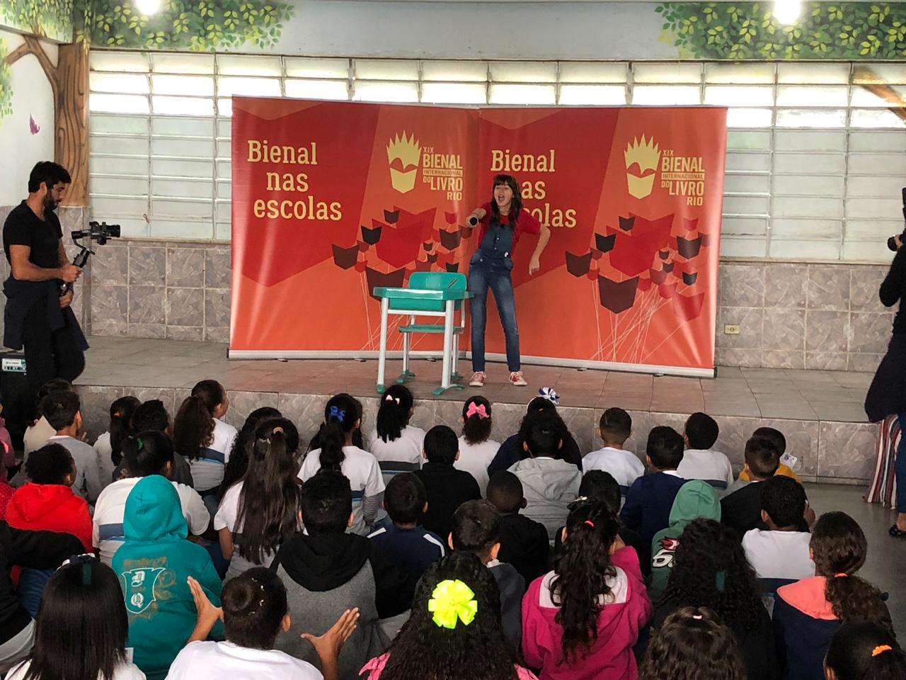 Escola da Prefeitura recebe a escritora infantil Letícia Braga em evento pré-Bienal do Livro