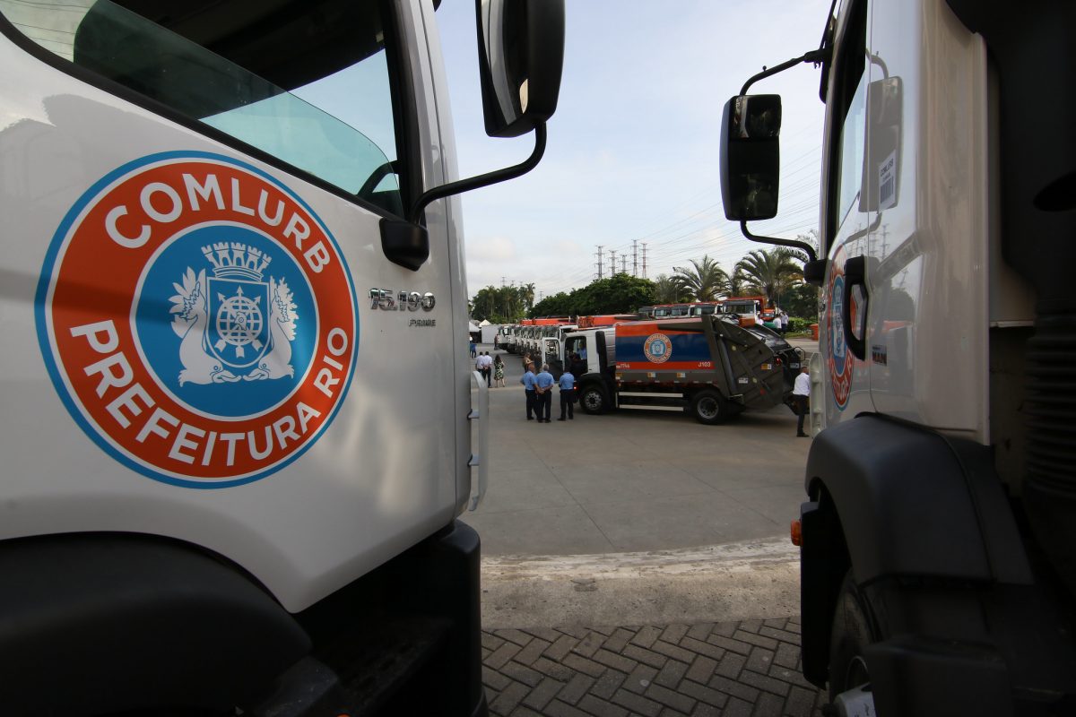 Caminhões da Comlurb: companhia faz conscientização sobre descarte de lixo hospitalar. Foto: Hudson Pontes / Prefeitura do Rio