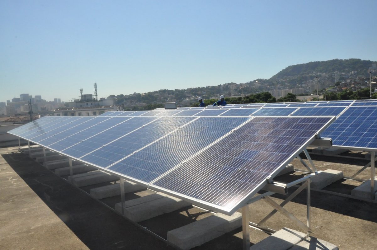 Painel solar instalado no prédio do Centro de Operações Rio (COR), na Cidade Nova: economia de energia para os cofres públicos. Foto: divulgação
