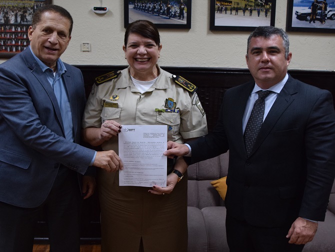O secretário municipal de Ordem Pública, Paulo Amendola; a inspetora geral da Guarda Municipal, Tatiana Mendes; e o procurador-chefe da Procuradoria Regional do Trabalho, Fabio Villela, mostram o acordo firmado entre as partes. Foto: divulgação
