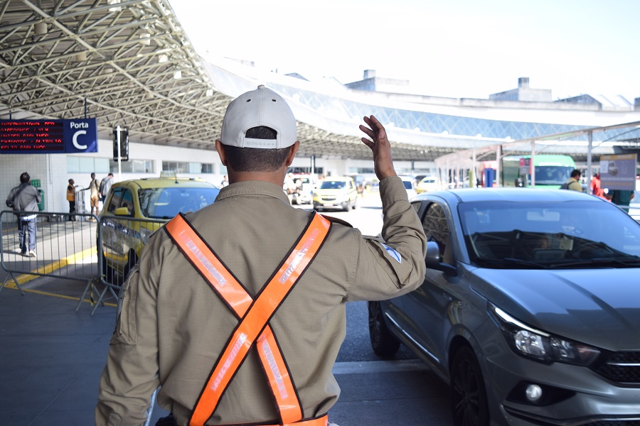 Guarda municipal orienta o trânsito nos arredores do Aeroporto Internacional Tom Jobim, na Ilha do Governador. Foto: Robert Gomes / Prefeitura do Rio