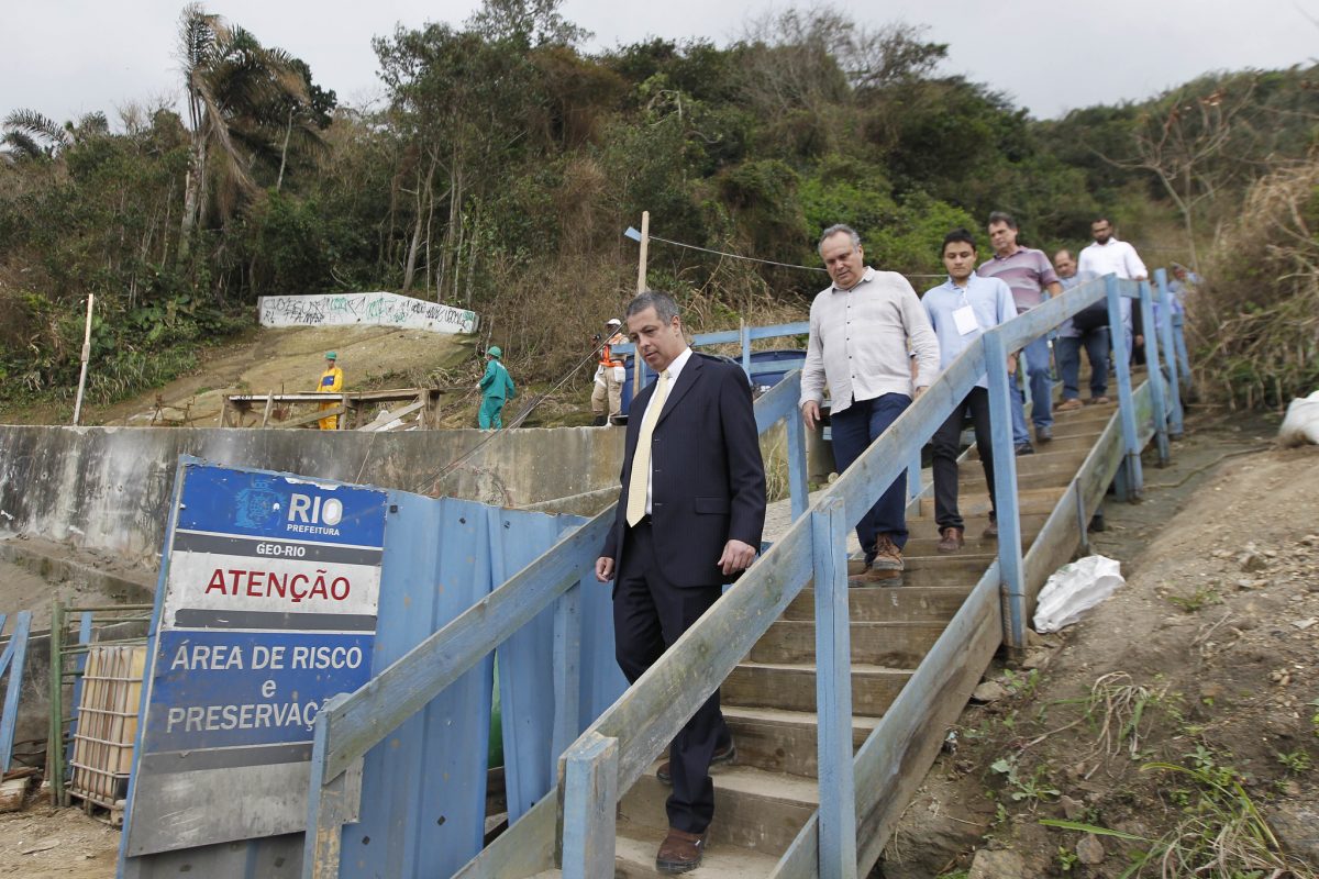 O desembargador Mauro Pereira Martins (primeiro à esquerda) vistoriou, com peritos judiciais, as obras na encosta da Avenida Niemeyer. Foto: Paulo Sérgio / Prefeitura do Rio