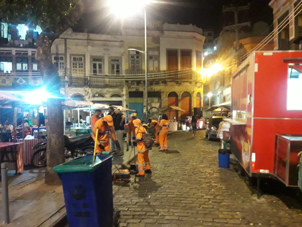 Comlurb em ação na Pedra do Sal. Foto: divulgação