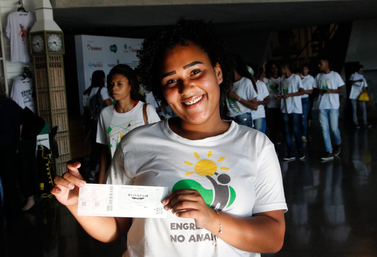 Letícia Ferreira dos Santos, de 17 anos, mostra o sorriso e o ingresso antes da sessão exclusiva do musical Peter Pan, oferecida pelo Cadeira Cativa. Foto: Marcelo Piu / Prefeitura do Rio