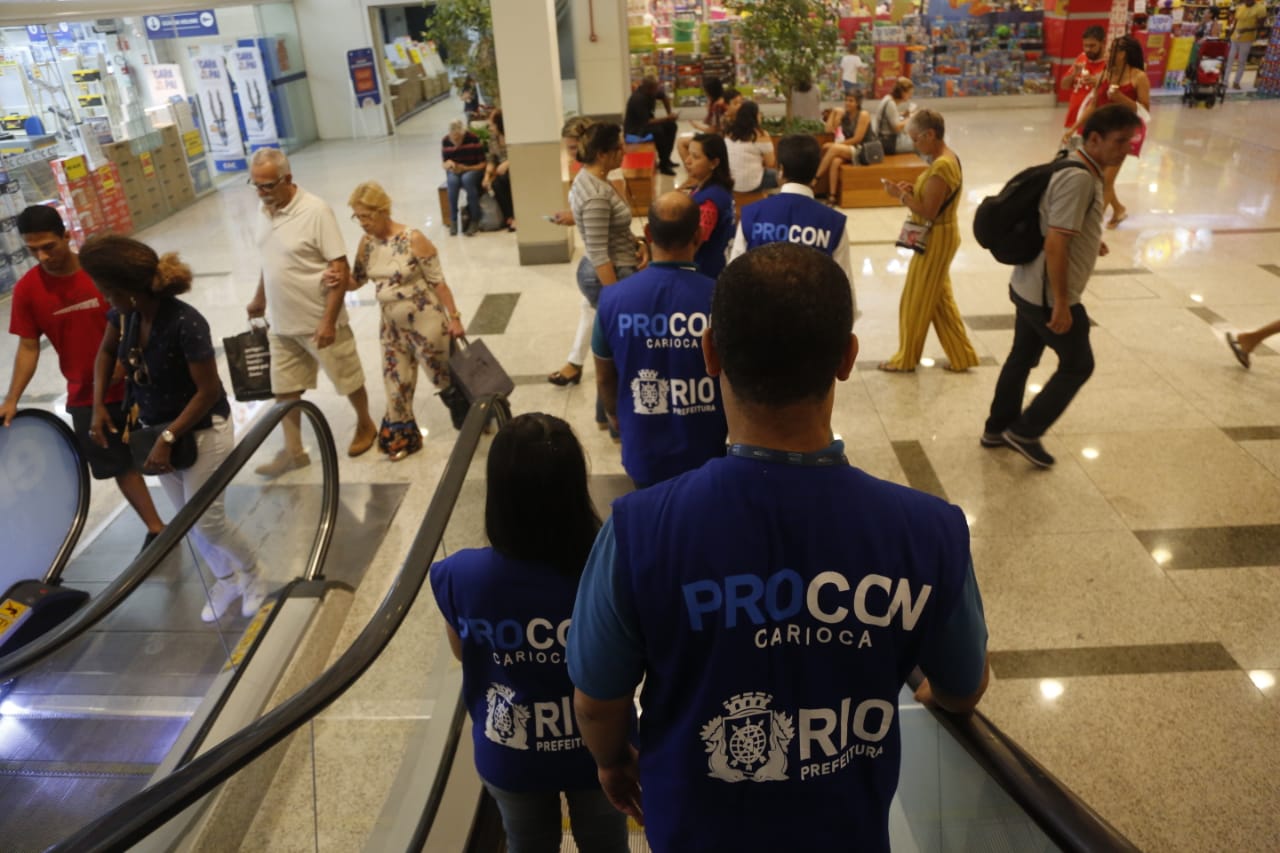 Fiscais do Procon Carioca visitaram shoppings do Rio para verificar se havia desrespeito ao Código de Defesa do Consumidor. Foto: divulgação