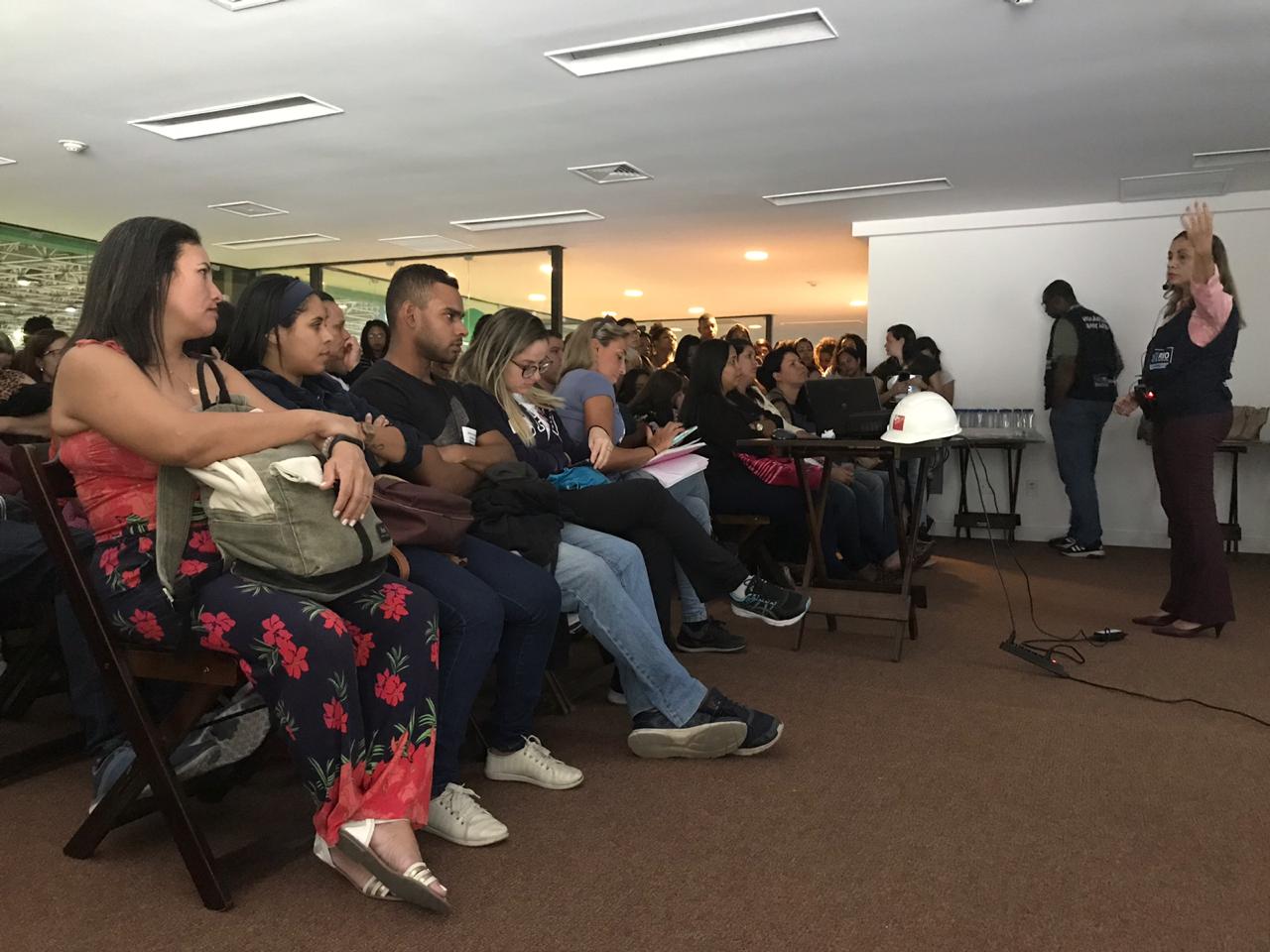 Técnicos da Vigilância Sanitária realizam ação preparatória para a Bienal Internacional do Livro. Foto: divulgação