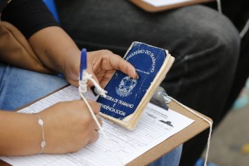 Candidata preenche proposta de emprego