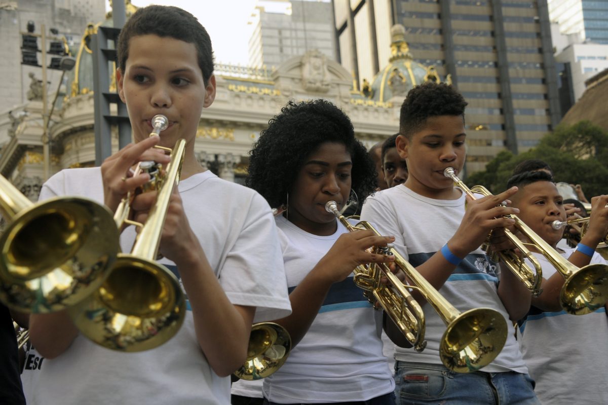 Estudantes participam de flash mob na Cinelândia