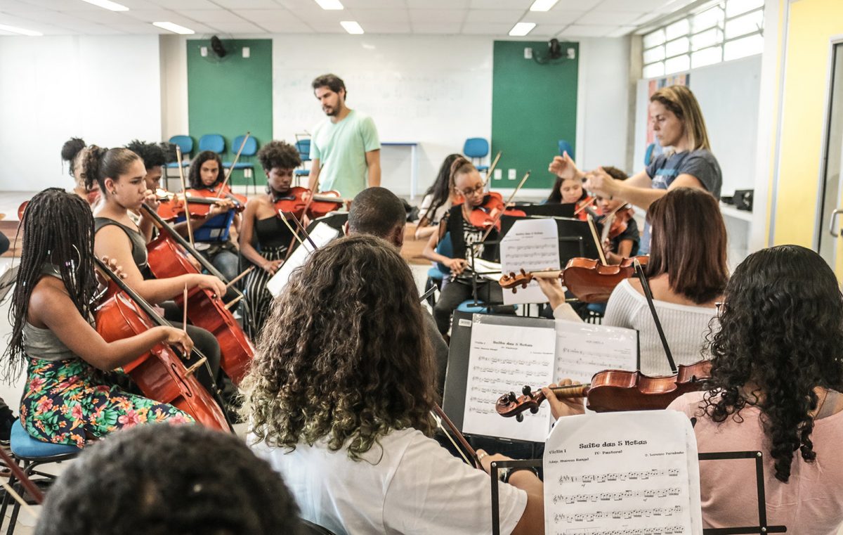 Com Toquinho no palco, orquestra formada por alunos de escolas municipais de Santa Cruz e Sepetiba faz sua estreia na Cidade das Artes