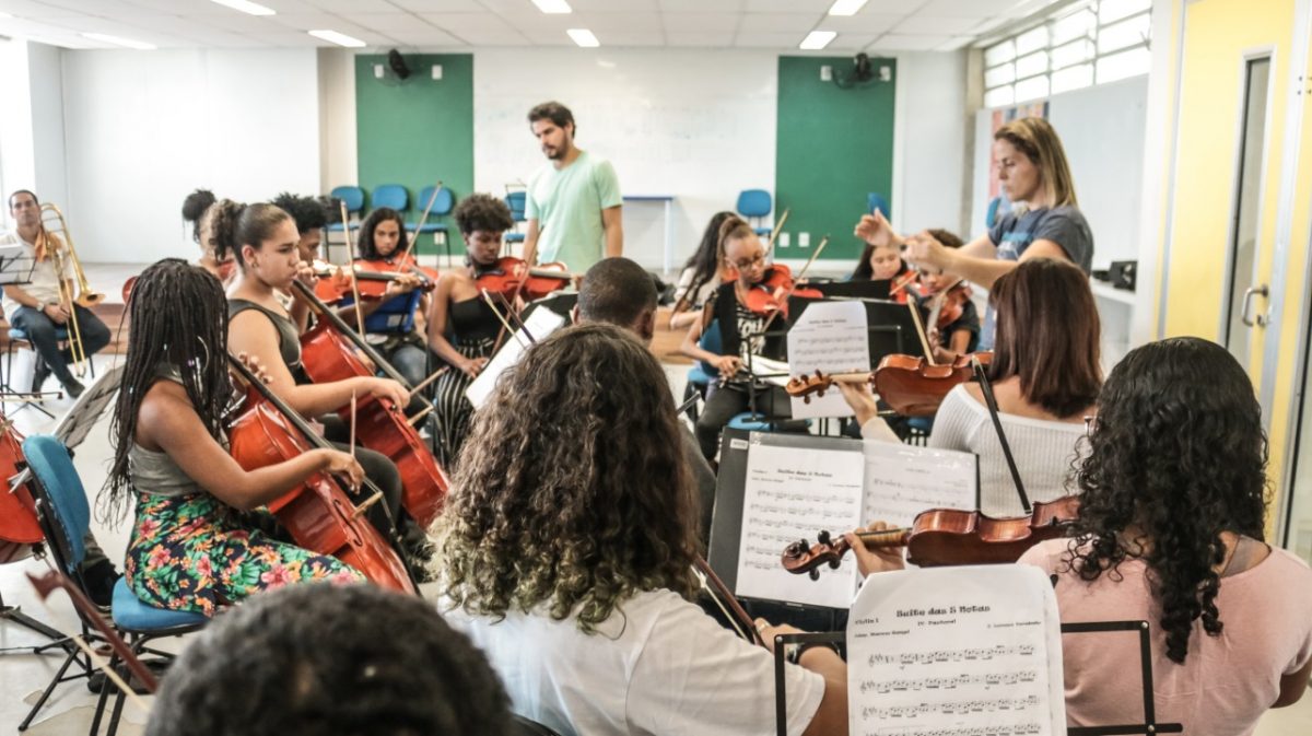 Orquestra nas Escolas se apresenta no Largo da Carioca com repertório de sucessos que vão de Pixinguinha a Michael Jackson