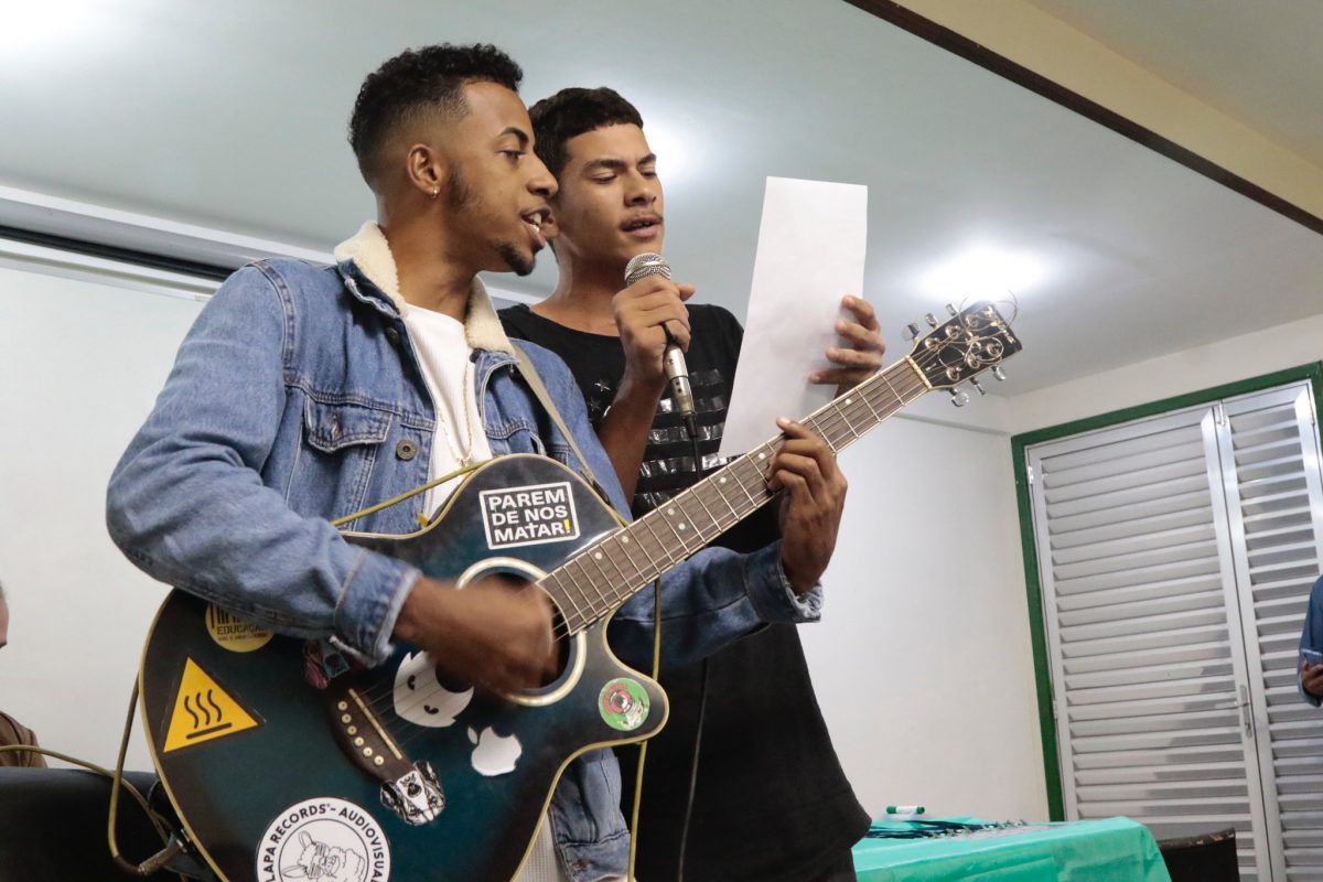Jovens se apresentam no projeto Sementes do Bem